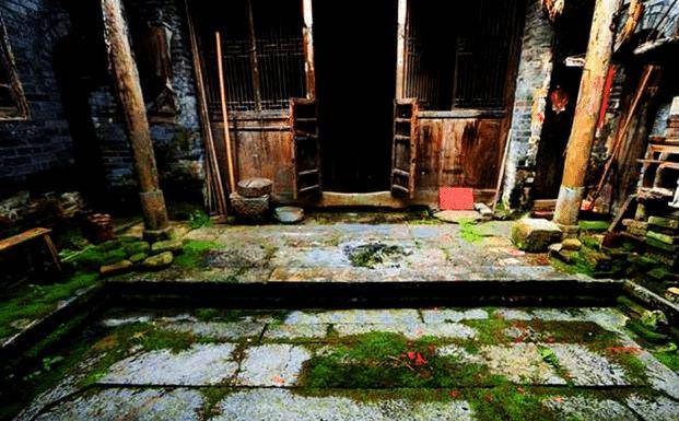 梦回老宅，泉眼涌动——解梦中的老房子与神秘泉眼