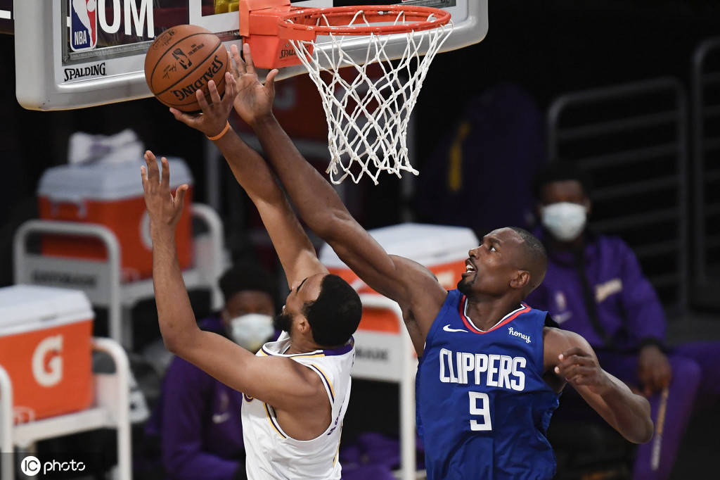 伊巴卡带来快船战术新变化 能投能策应空间更开阔_手机搜狐网