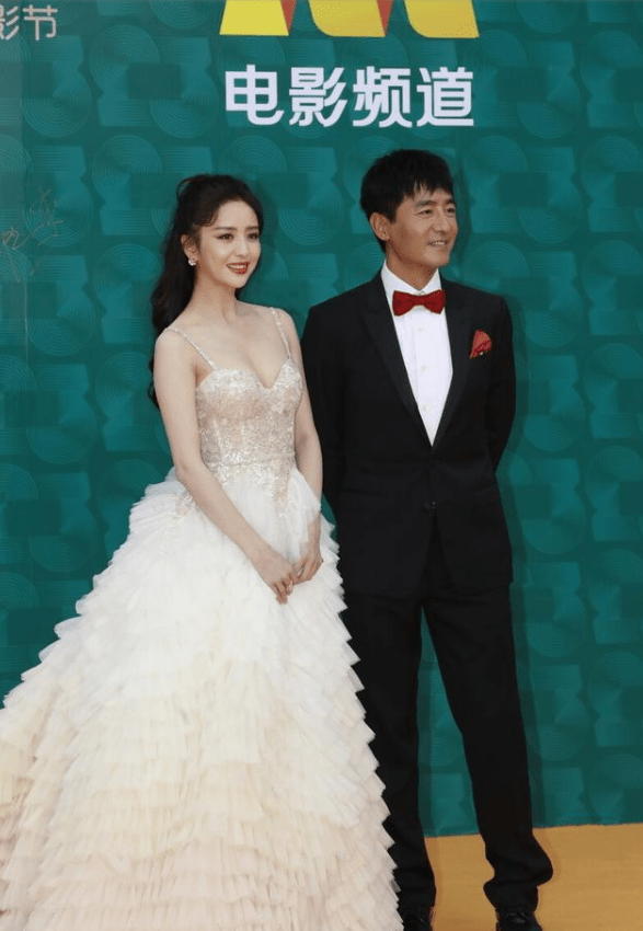 当天的佟丽娅也完全是美到了骨子里,作为闭幕式的主持人,红毯上的她穿