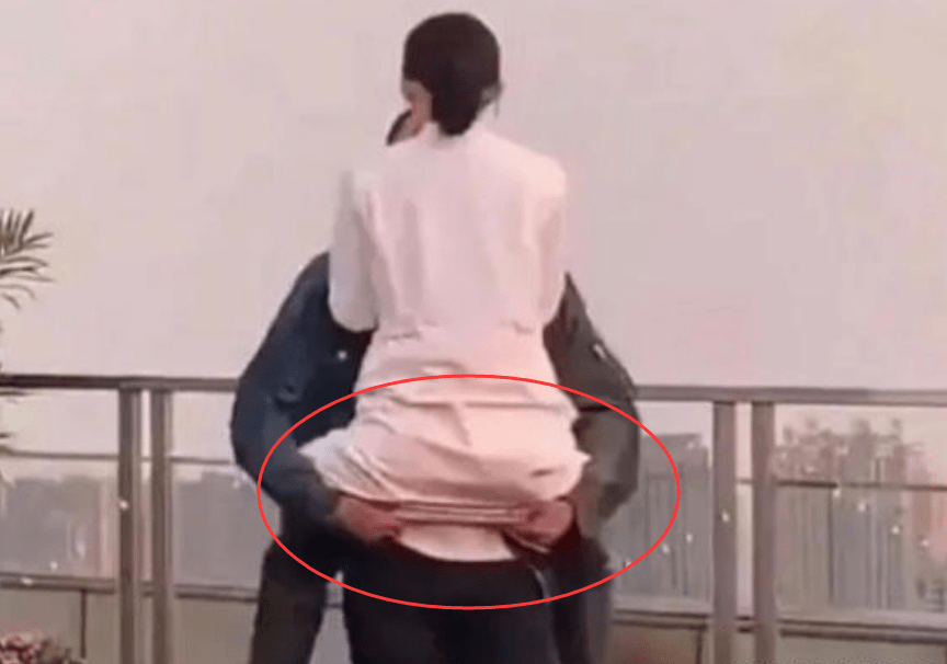 懒一样跳起来抱着黄景瑜,黄景瑜为了接住李沁,双手不得不拖住李沁的