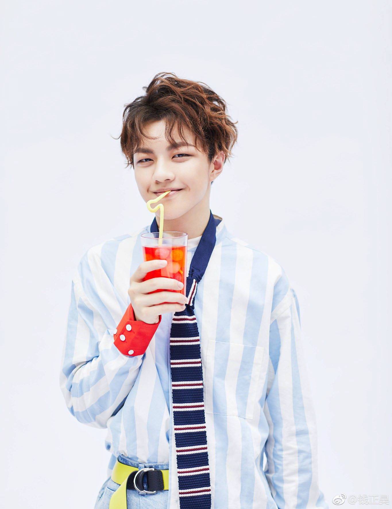 z世代唱作人钱正昊签约caa中国多元发展未来可期