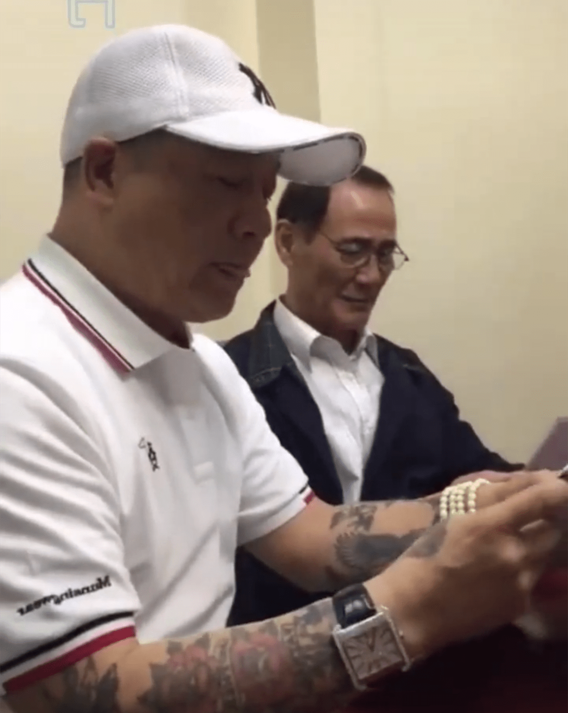 两位江湖大佬同框!陈惠敏年迈却霸气,吴志雄满身纹身却很显紧张