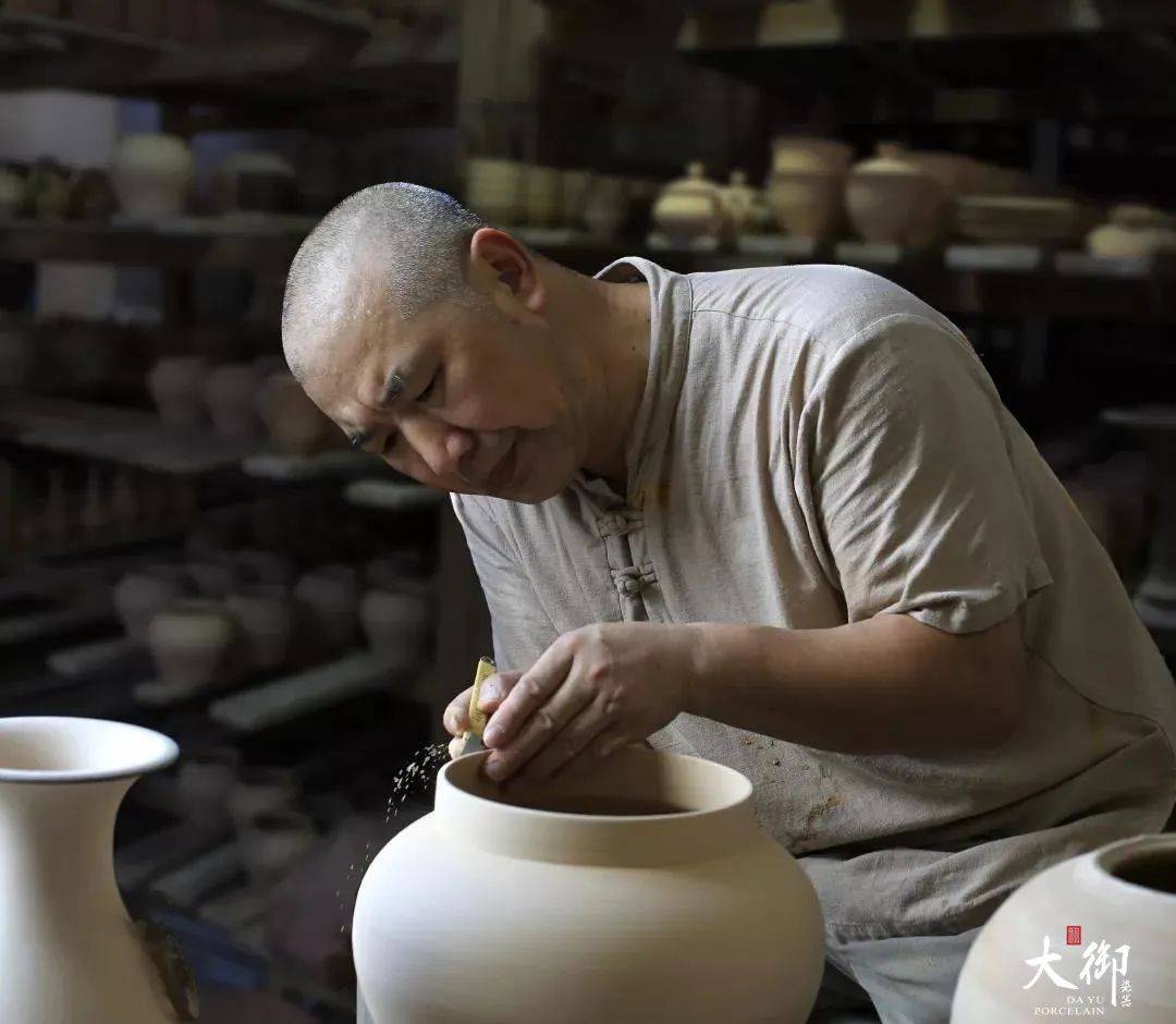 大御瓷器蒋同磊沉醉于传统的青瓷创作执着于对传统的升华