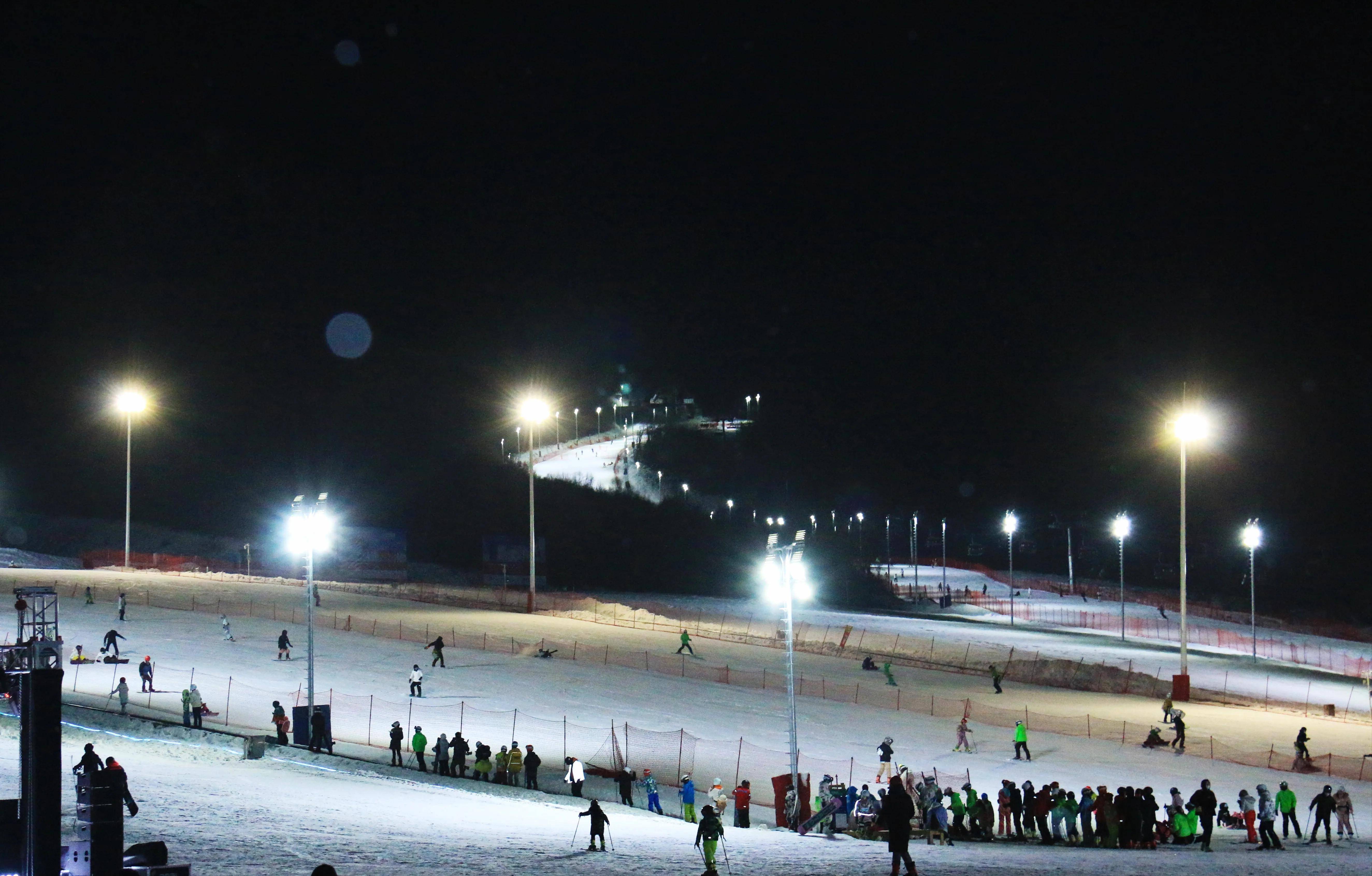 宝鸡鳌山滑雪场夜场盛大开板