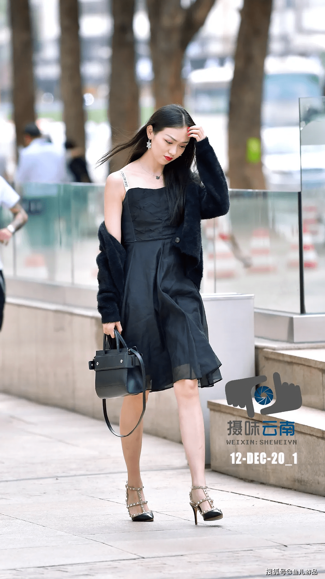 街拍:简洁,经典小黑裙永不退潮流,演绎最难抵御的诱惑