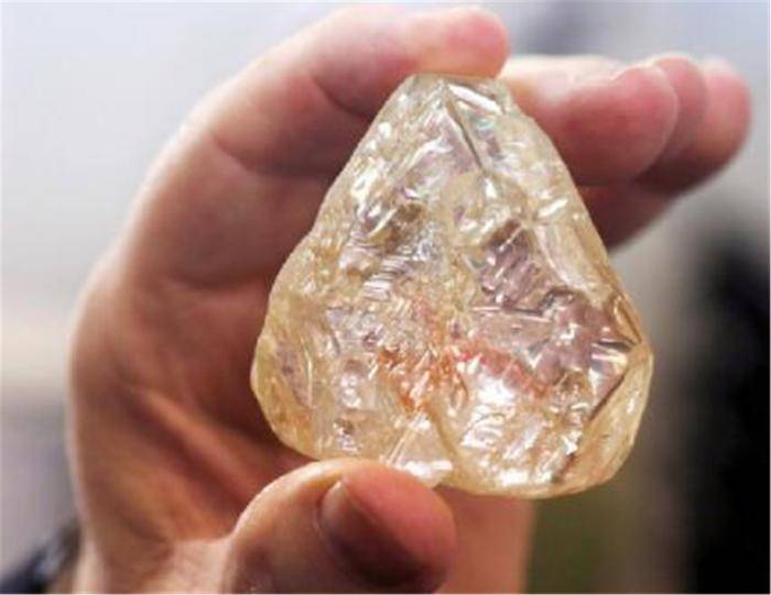 非洲人疑惑:为何我们的钻石又大又便宜,外国游客却都不买?_加工