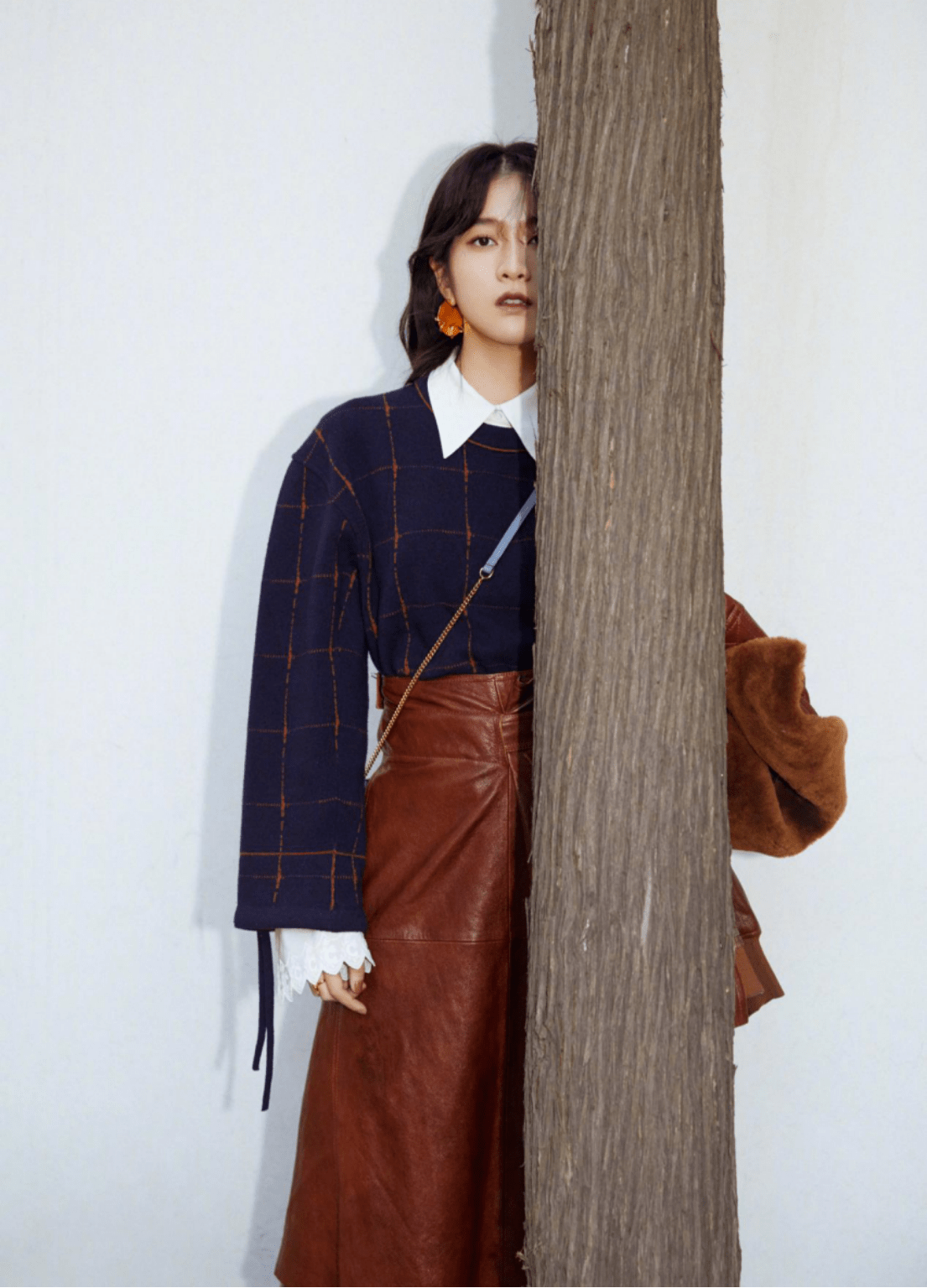 张雪迎少见的复古酷飒风穿搭穿同色系皮衣套装成熟有魅力超美