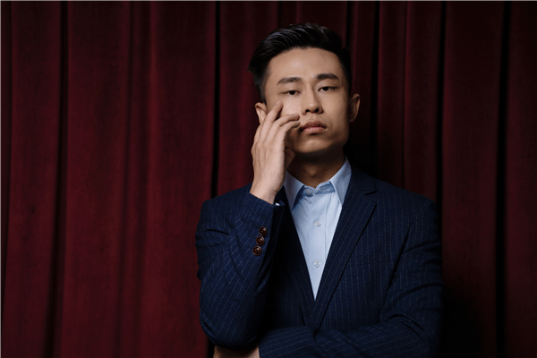 庄园:单立人喜剧签约演员,编剧涉及单口喜剧,sketch,漫才和即兴喜剧