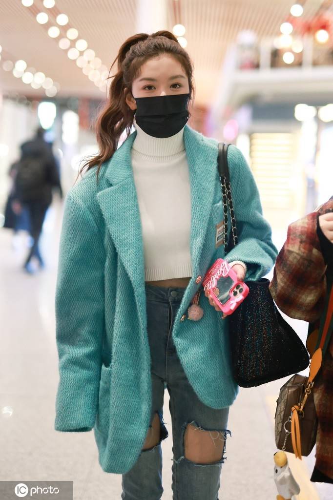 孔雪儿扎高马尾辫女团范儿穿破洞牛仔裤不怕冷