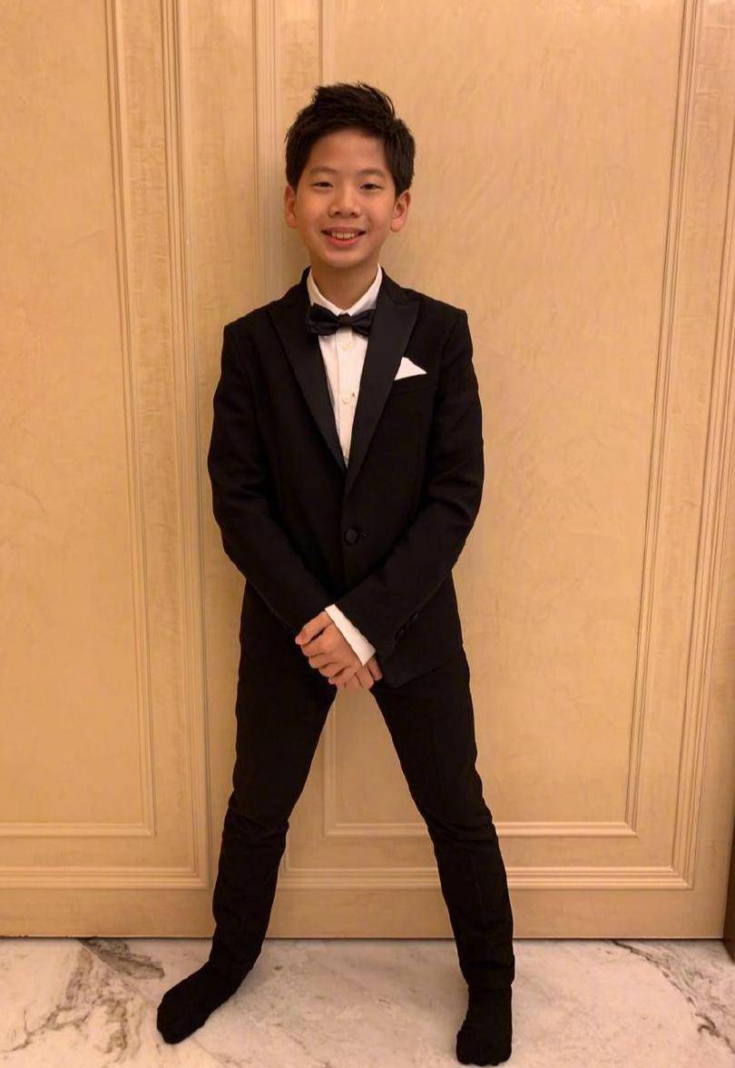 甄子丹为儿子庆生晒照女儿穿蓬蓬裙气质出众弟弟蒜头鼻太像妈