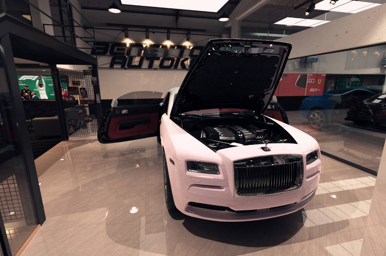 劳斯莱斯魅影彩绘粉变白 这样的搭配堪称世上绝配