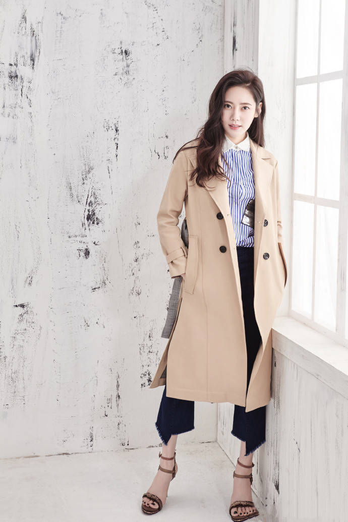 中国儿媳秋瓷炫机场照穿大衣挽1米88于晓光像演偶像剧