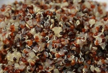 制作过程:第一步,准备一个干净的小碗,加上亚麻籽油,橄榄油,白醋,盐