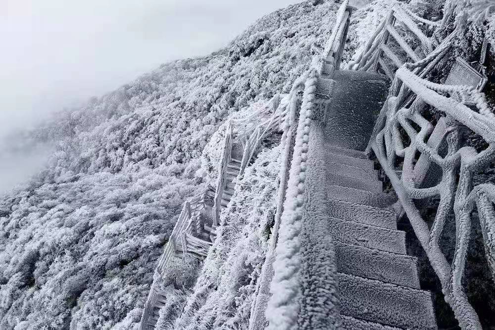 贵州梵净山现冰雪奇景