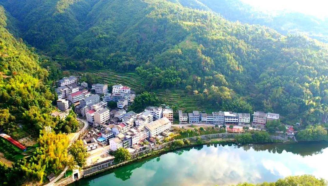 2019年村庄合并时成为今榴湾村,隶属于大若岩镇