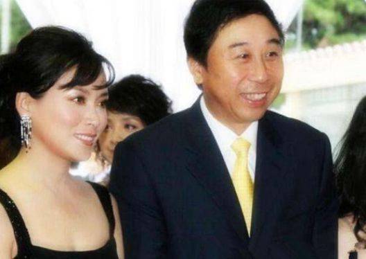著名相声演员冯巩隐藏36年的妻子竟是她难怪一直零绯闻