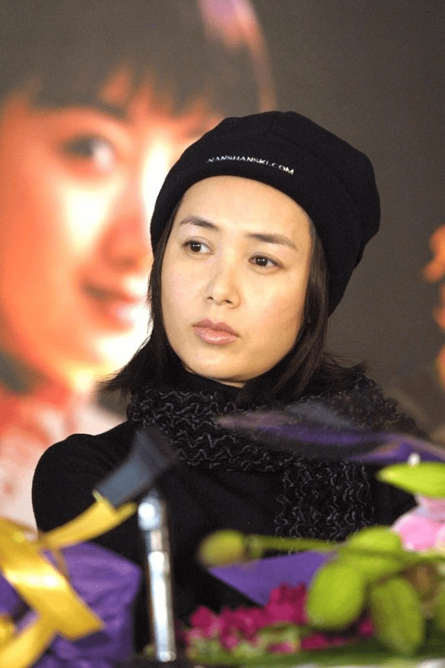 蒋雯丽的长发造型也太少女了,戴着毛线帽,却有一种初恋感_帽子