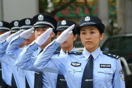 穿白警服的女警官图片