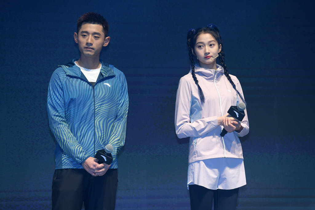 与奥运冠军同台竞技关晓彤挑战张继科颠乒乓球