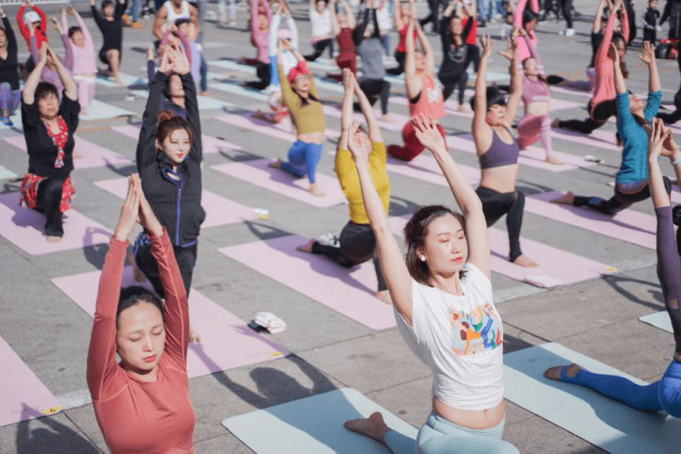 宏立城集团花果园百人户外瑜伽秀民间瑜伽达人身手不凡