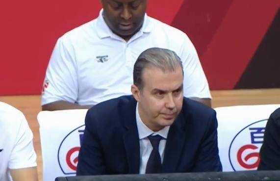 北京半场遭黑马暴打范子铭单节11分带不动洋帅无奈摇头