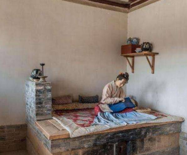 的房子,几乎它的方向都是坐北朝南,所以土炕在房间的位置便是东西朝向