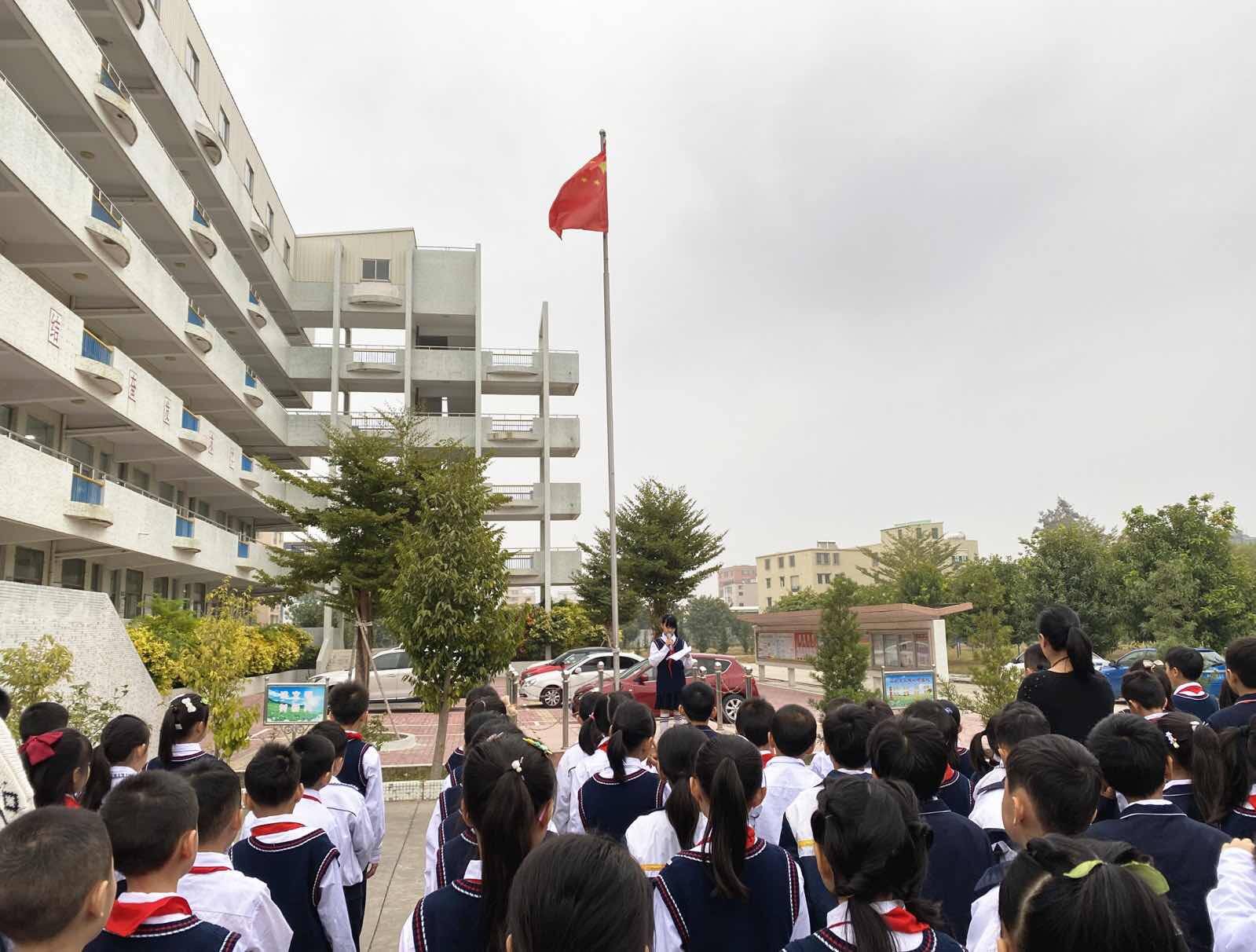 "龙湖区周厝塭小学一位学生在游戏互动体验区戴上幻视眼镜和幻听耳机