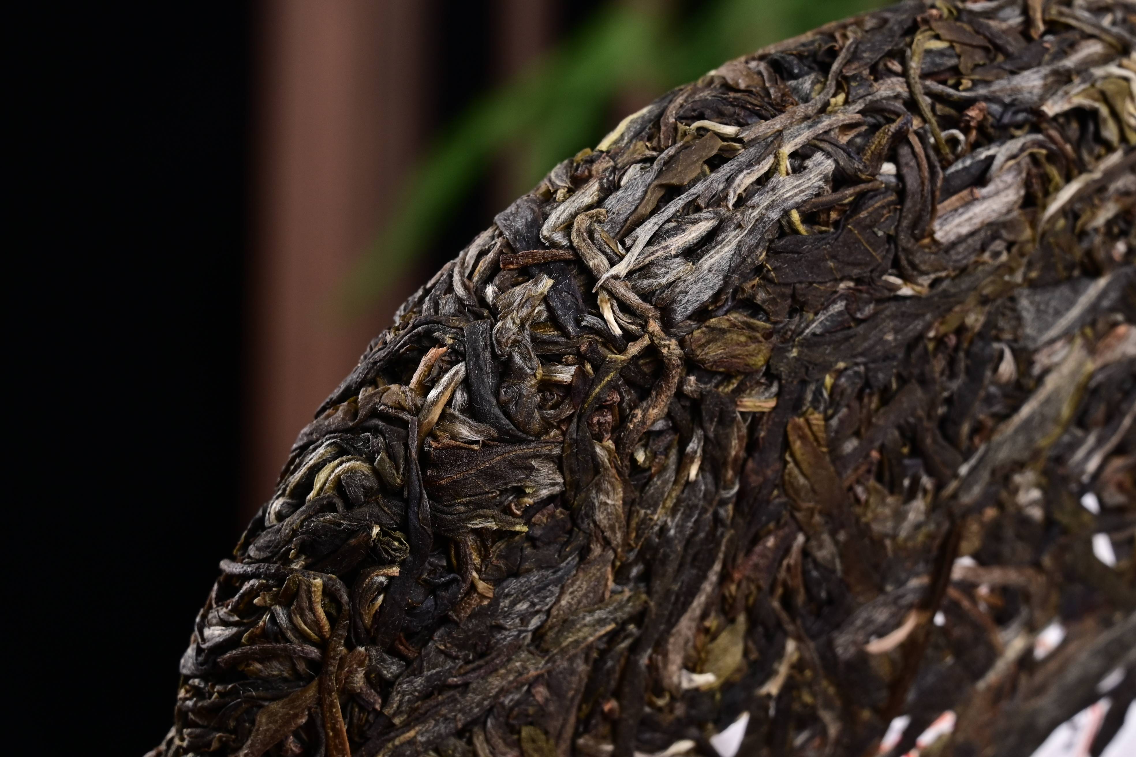 2020年200克易武庆丰号落水洞头春古树普洱茶