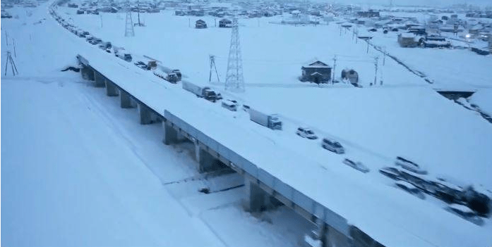 日本新泻群马雪灾,上千车辆卡在高速公路,自卫队参与救援_积雪
