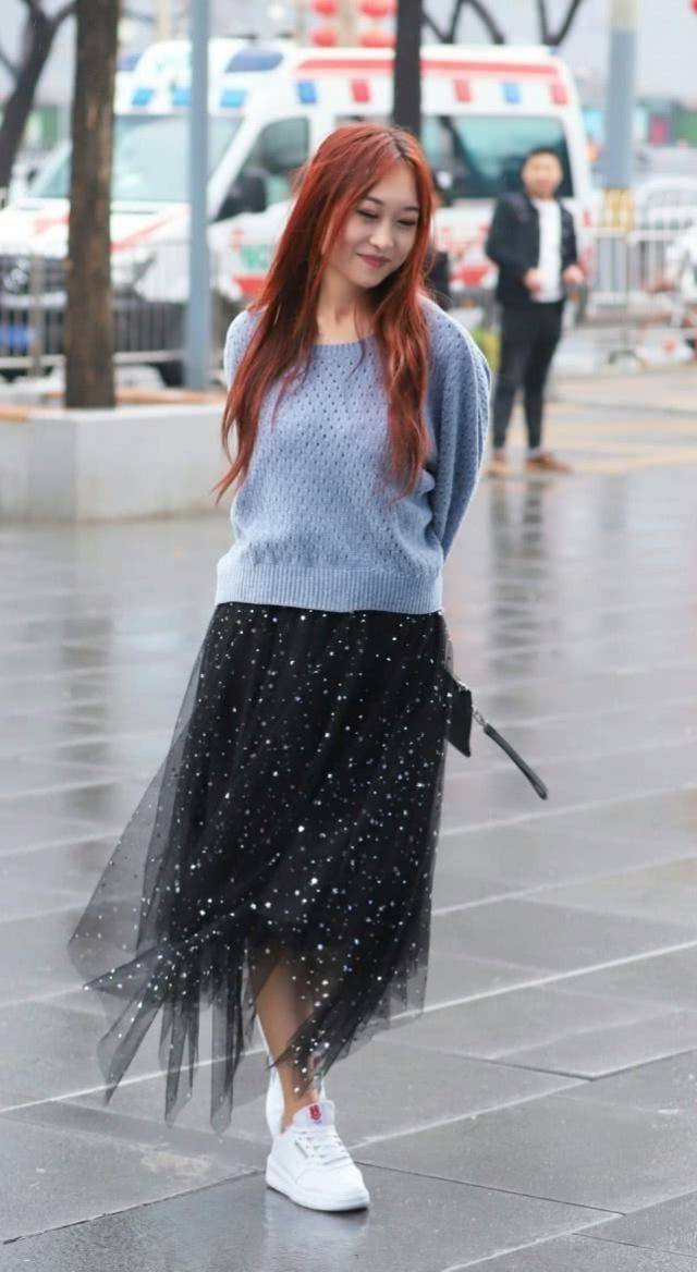 路人街拍靓女颜值高气质佳确实值得人们喜欢