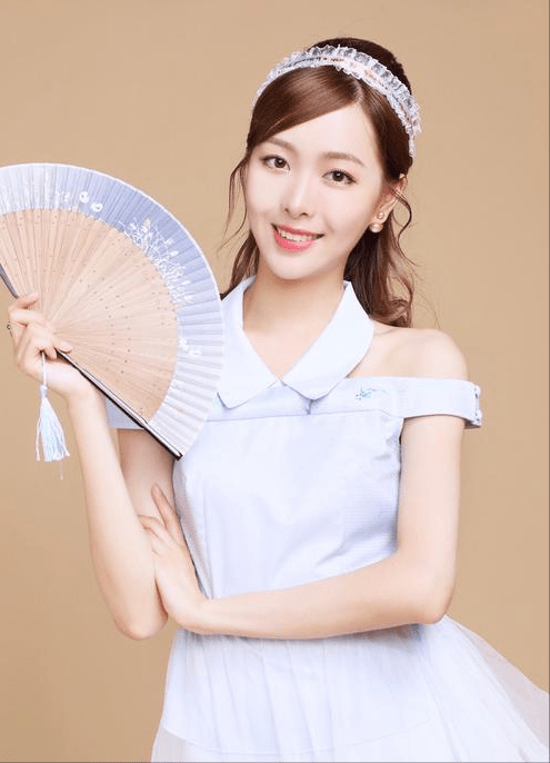 又一男星"塌房"!邓超元被美女搂抱疑恋爱曝光,网友:看成了邓超