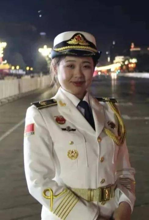 中國女軍人又美又酷的樣子