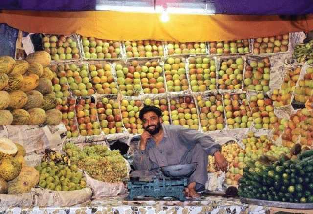 巴基斯坦水果大量滞销，中国拨款10亿接手，网友：对兄弟从不吝啬