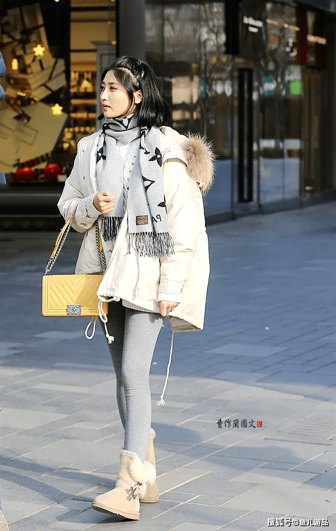 街拍:把雪地靴穿得耳目一新的美女-搜狐大视野-搜狐新闻
