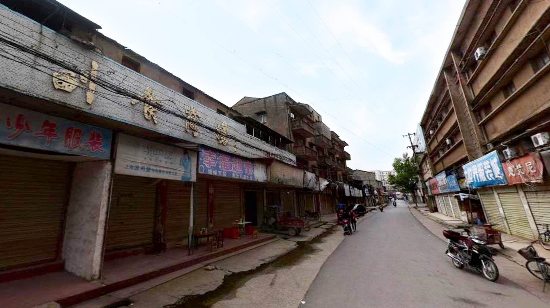 原创武汉远城区有条老正街建在长江边充满乡镇风的体育用品专营地