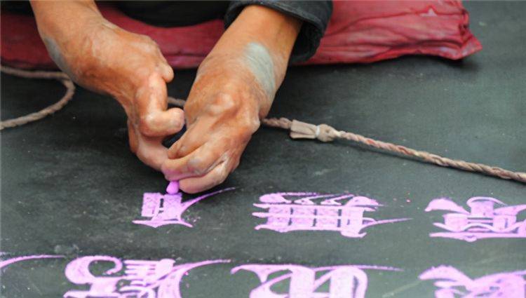 乞丐写字卖艺,被方正字库看中后买断50年版权,一跃成了书法家