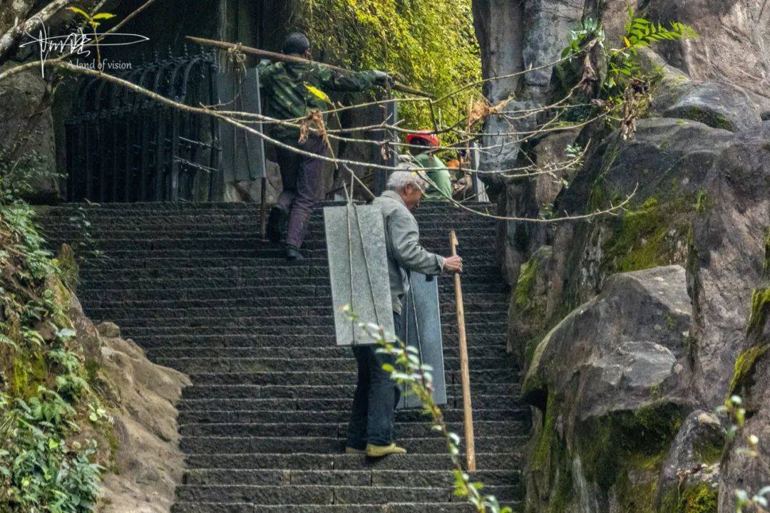 作家冯骥才笔下的的“挑山工”很出名，其实在千佛山景区也有