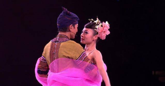 刘德华合作17年的女舞伴华仔演唱会上曾向她相拥告白至今未婚