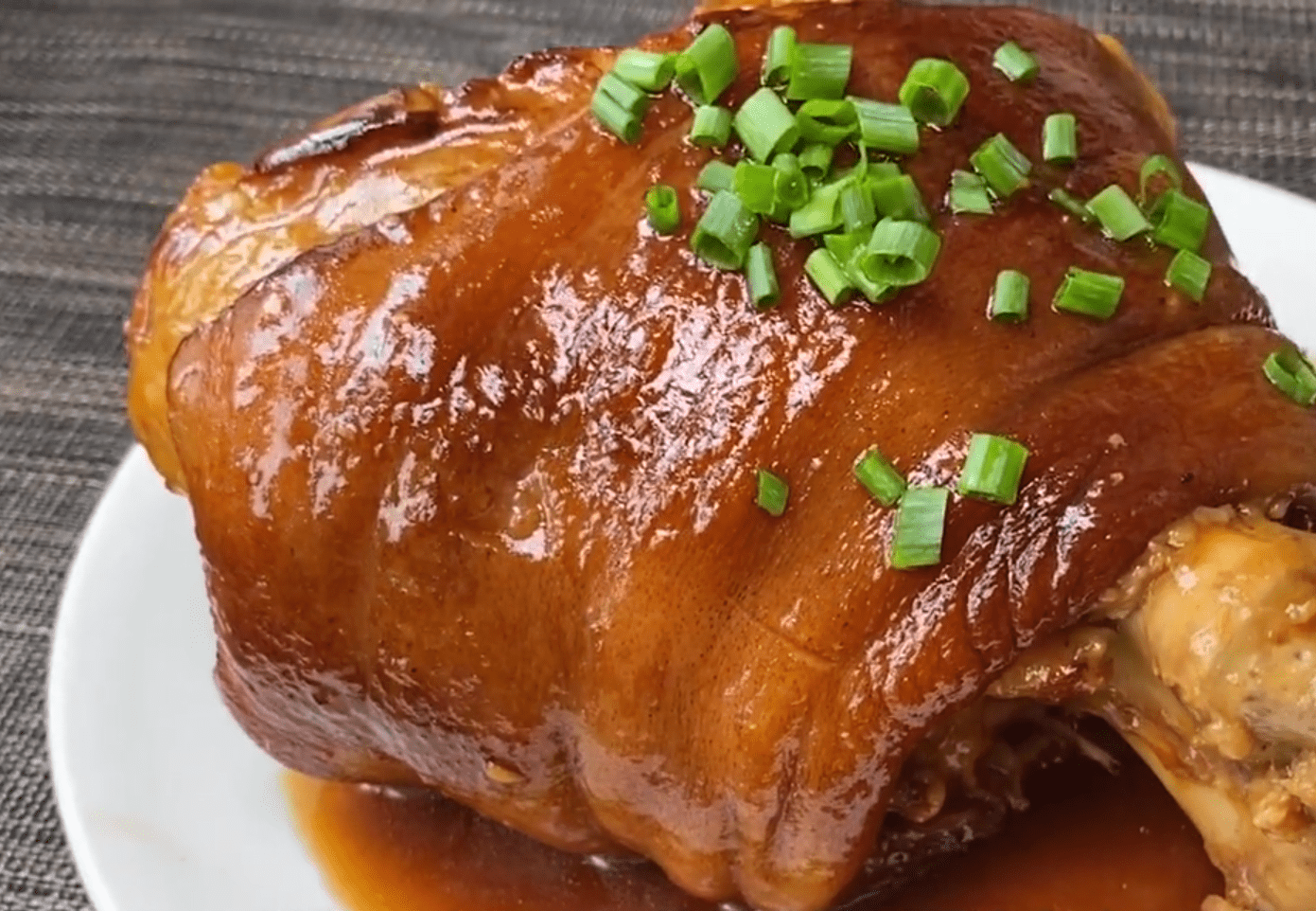 易仔生活在家做的大肘子一顿让你吃两碗饭