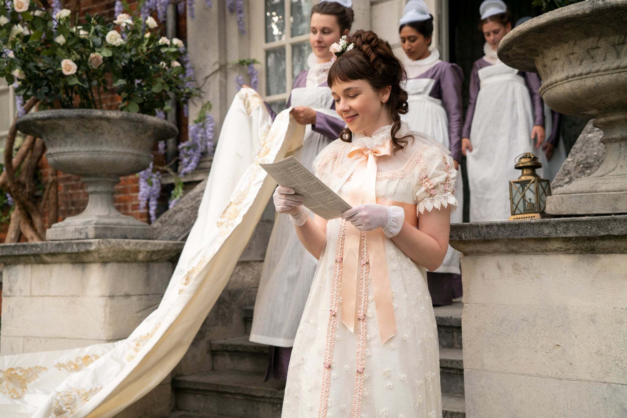 狡猾的叙述者惠斯勒顿夫人(lady whistledown)的声音,我们可以肯定的