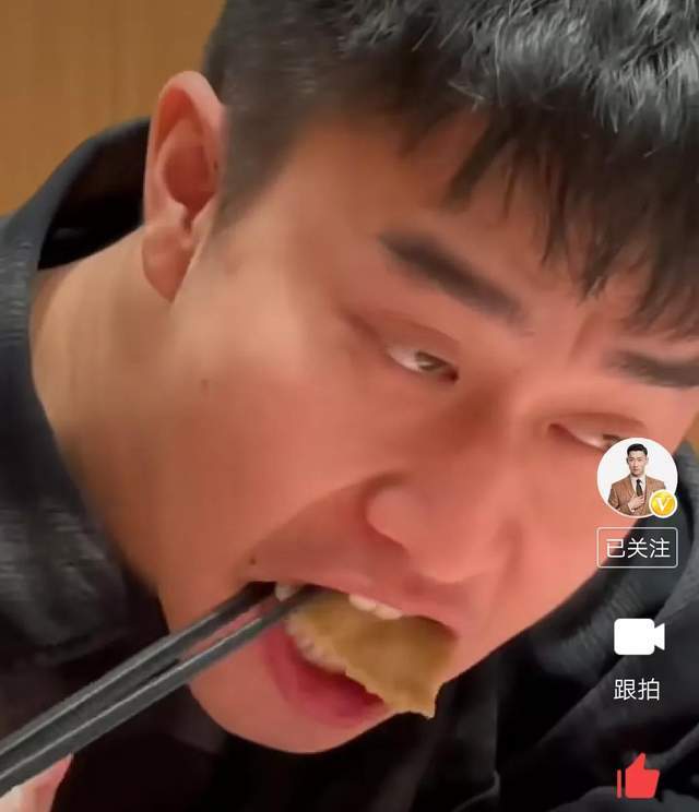 原创曹云金吃蒸饺别出心裁为朋友发明新蘸料大家捧场吃成表情包