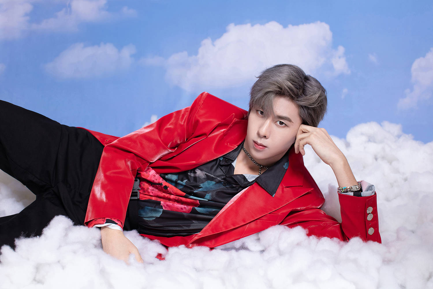 段旭宇亮相时尚盛典红衣耀眼气质满分