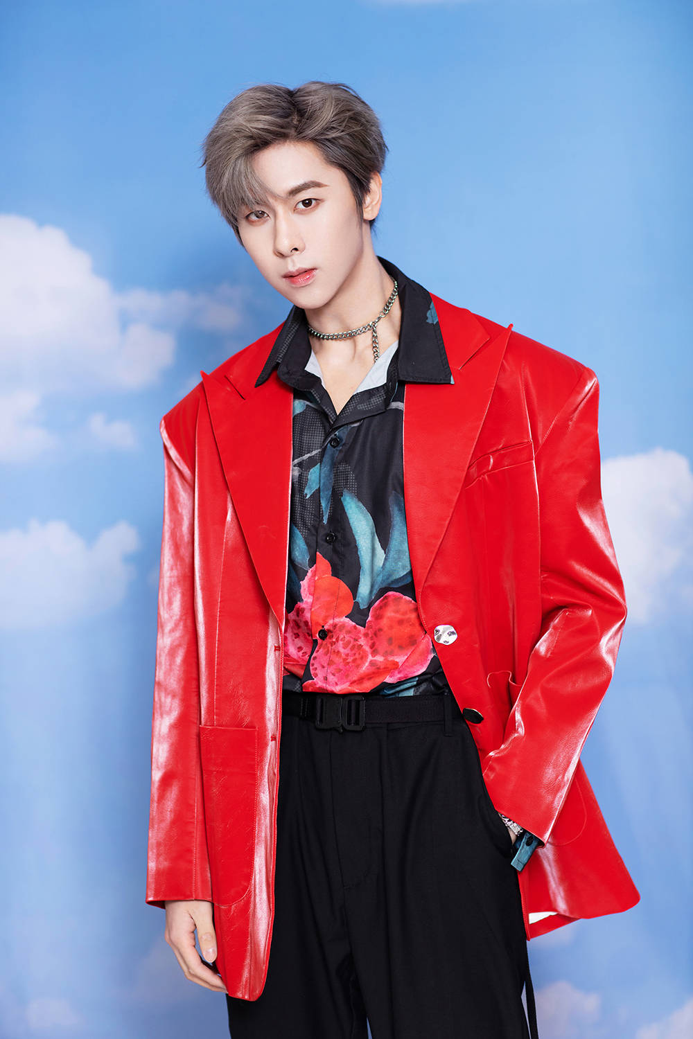 段旭宇亮相时尚盛典红衣耀眼气质满分