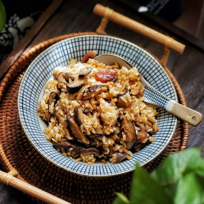 教你做懒人家常饭,用电饭锅做的香菇香肠饭,营养美味的便当饭