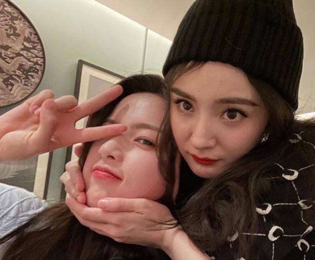 杨幂杨超越龙丹妮贴脸合影照画面搞怪有爱又温馨