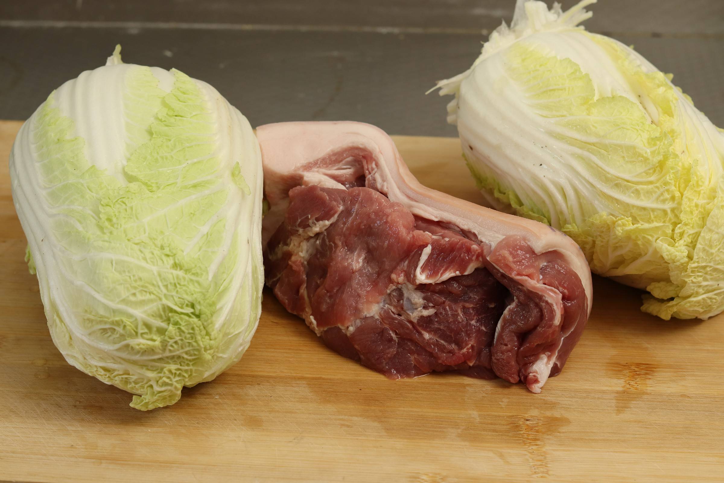 食材:两斤猪肉,两颗白菜