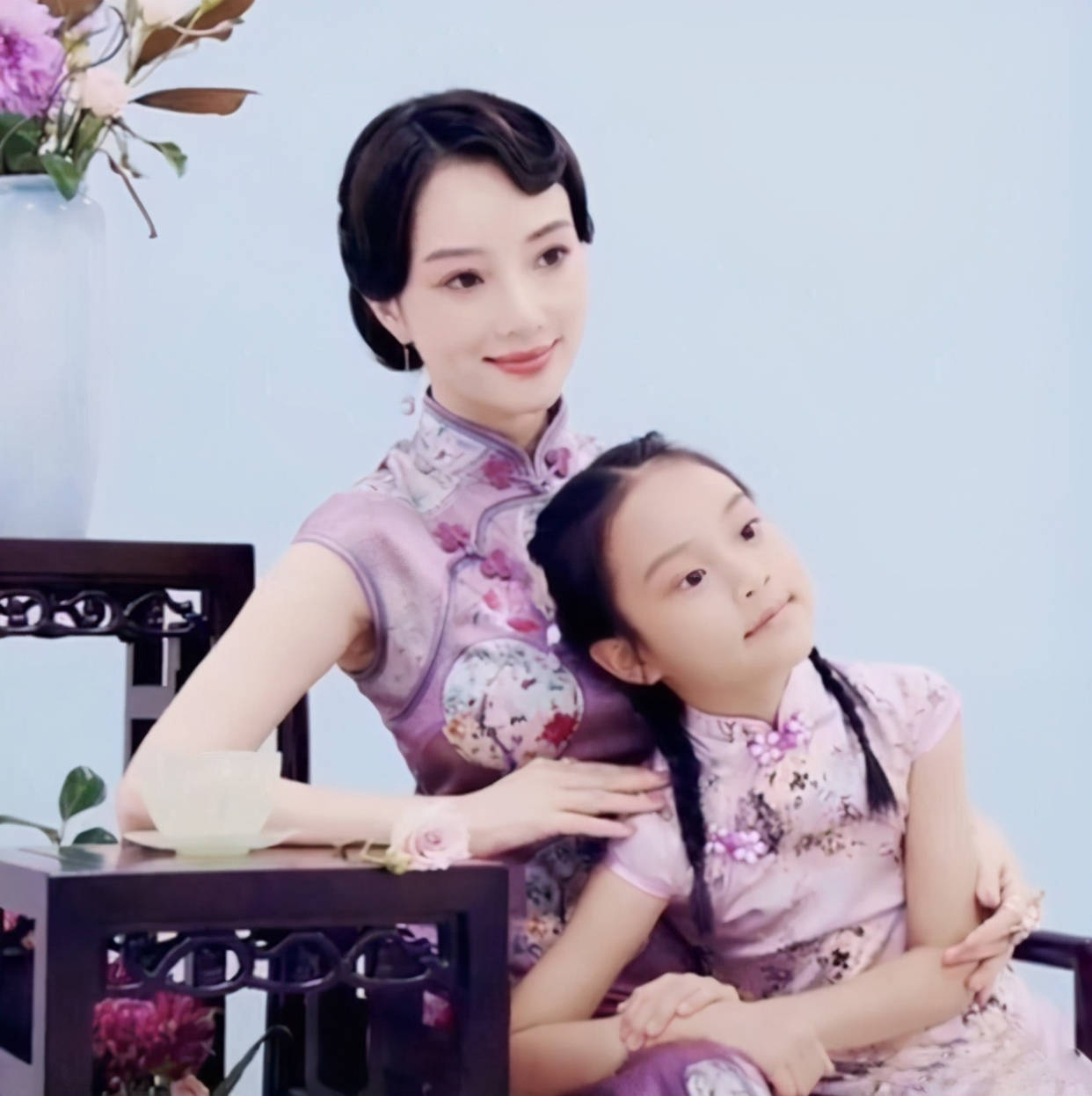 图片来源于网络,如有得罪请联络删去相片里李小璐与甜馨身着旗袍,把