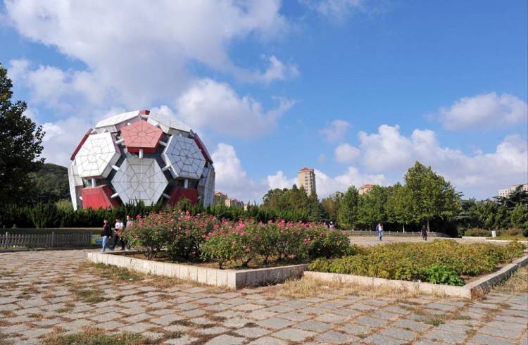 大连足球地标性建筑"大足球"起火 现场浓烟滚滚_劳动公园