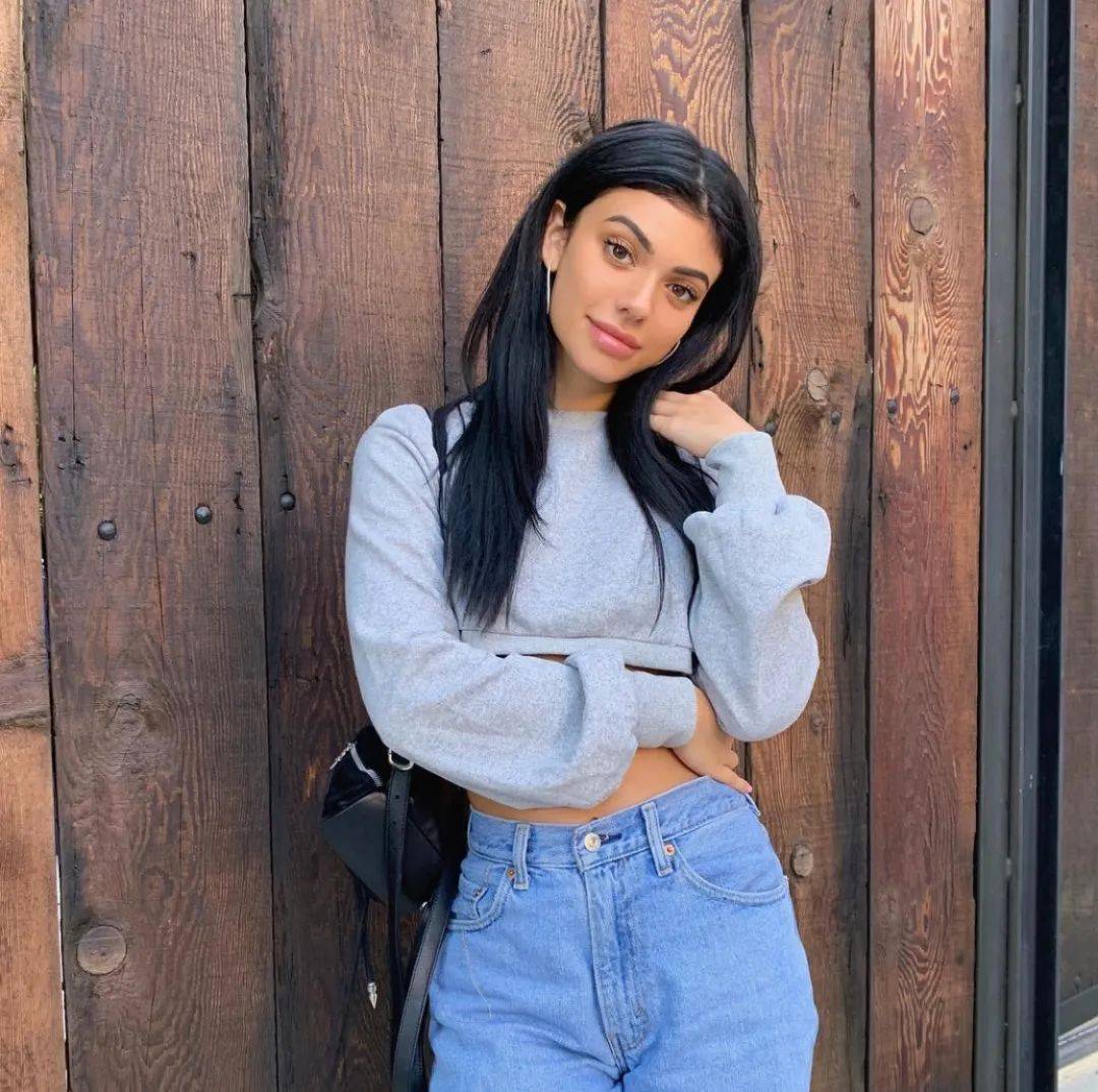 21岁的卡戴珊"私生女",满屏胸臀腿,网友直呼招架不住!_kelsey