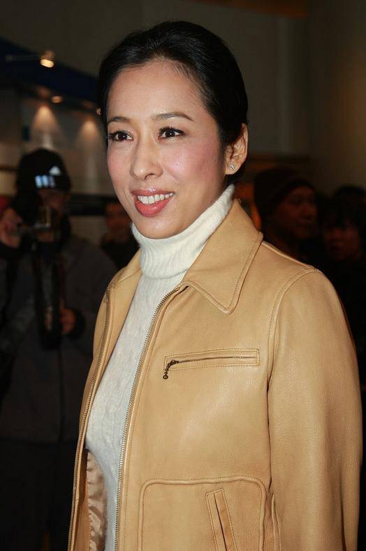 朱玲玲太会穿,皮衣配亮面长裤简约又高级,难怪二婚也能嫁富豪